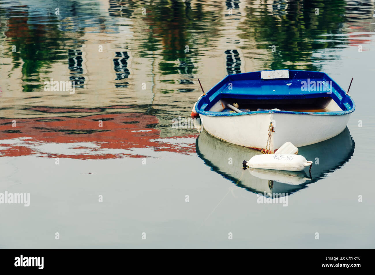 Blauen Fischerboot mit einem weißen Kotflügel im Hafen Becken, Kroatien, Europa Stockfoto