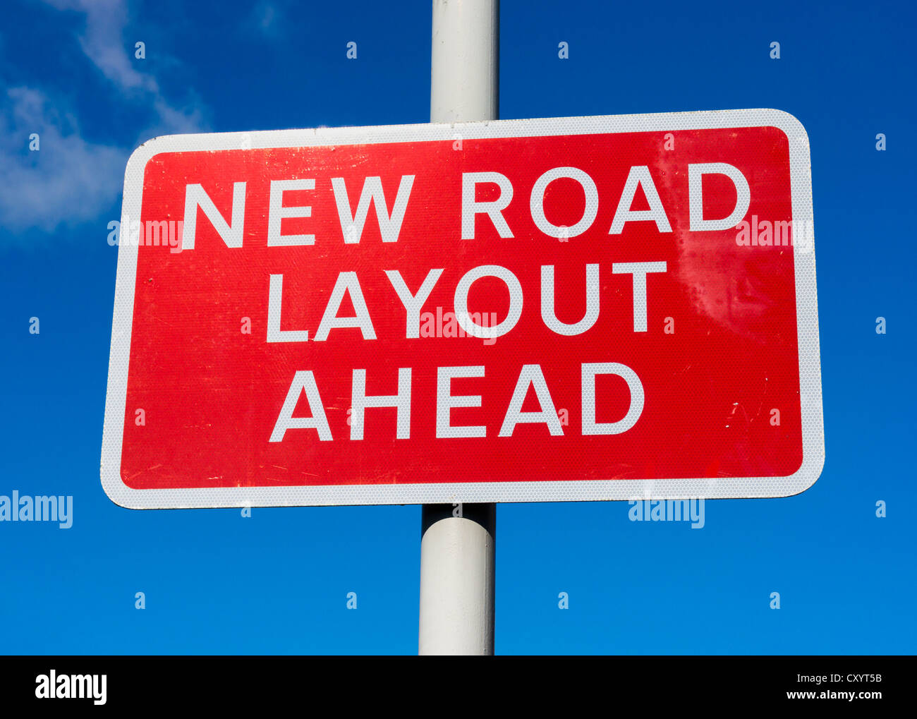 Neues Layout Road Ahead Straßenschild, UK Stockfoto