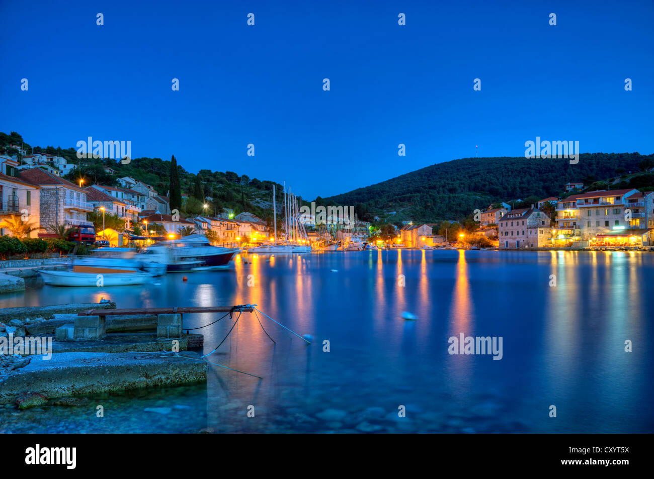 Stomorska Fischerhafen auf Solta Insel bei Nacht, Kroatien, Europa Stockfoto