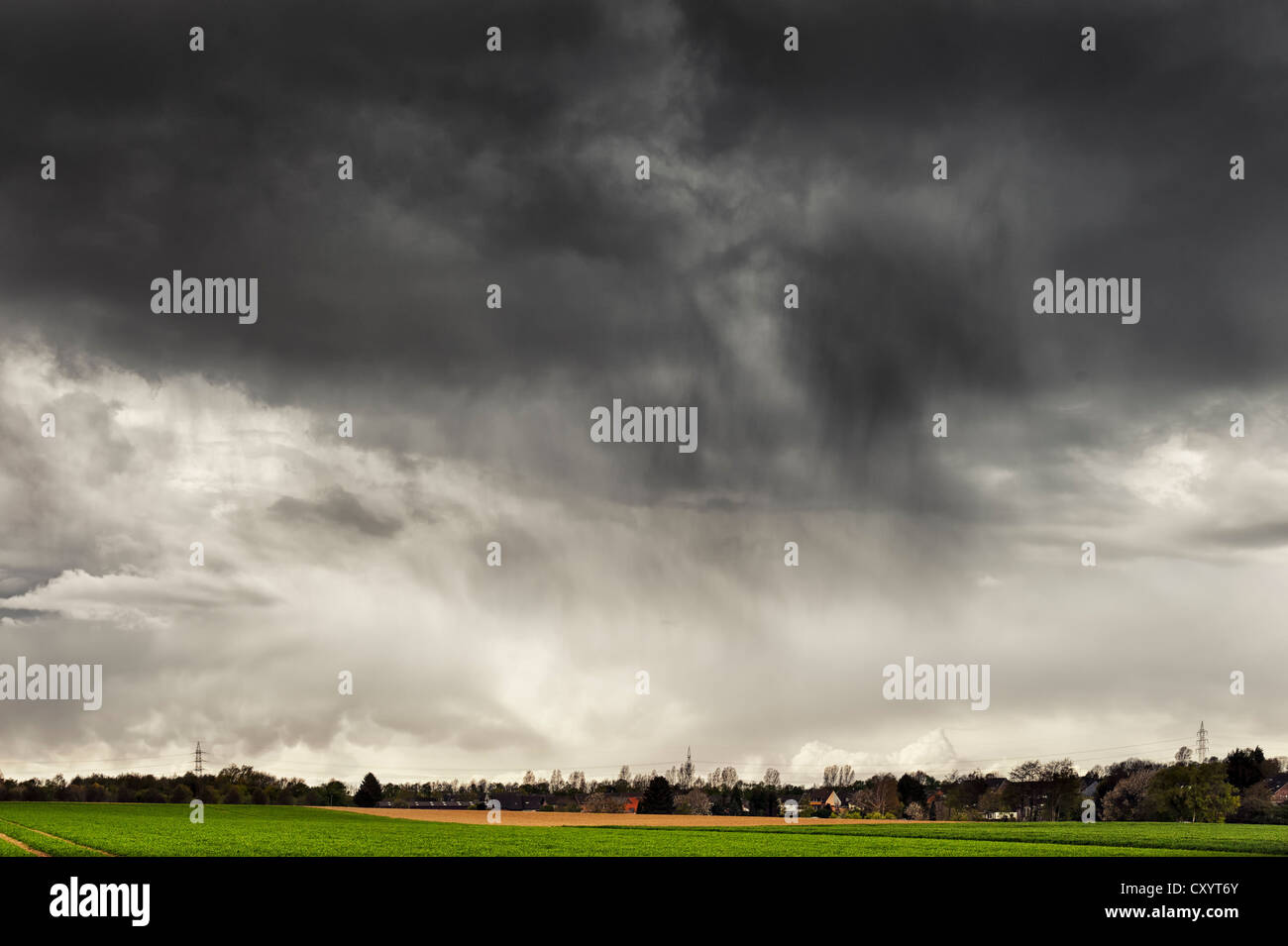 Dunkle Regenwolken über die Landschaft im April, Grevenbroich, Nordrhein-Westfalen Stockfoto
