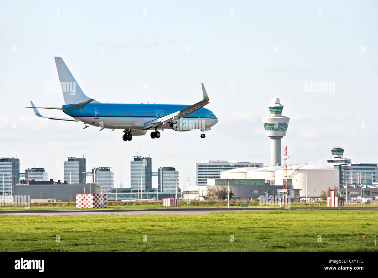 Flugzeug landet auf dem Flughafen Schiphol in den Niederlanden Stockfoto