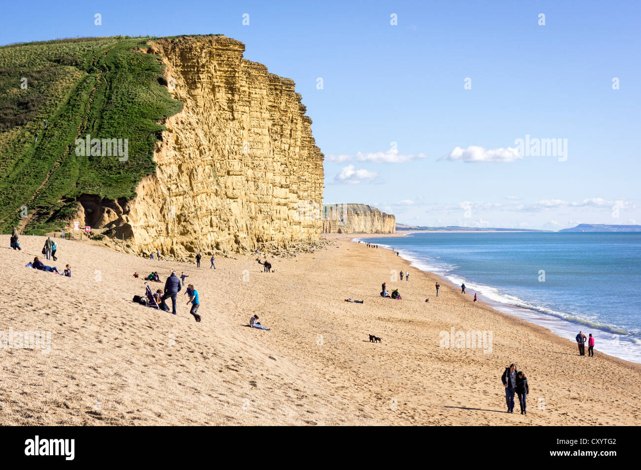 Blick auf die Küste von Dorset - der Strand von West Bay an der Jurassic Coast mit Menschen am Strand, UK Stockfoto