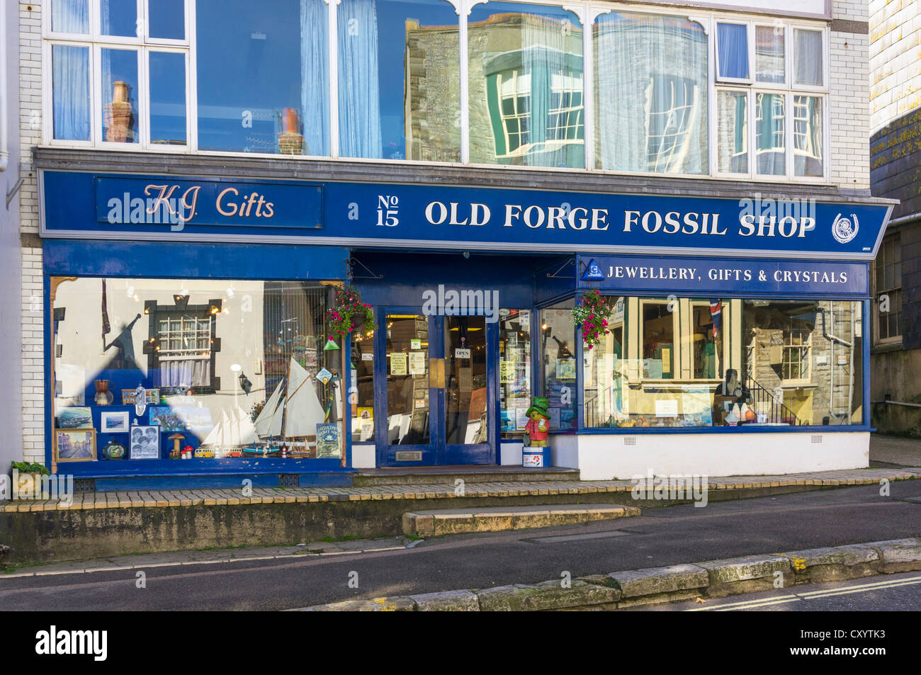 Alte Schmiede Fossil Shop, Lyme Regis, Dorset, Großbritannien Stockfoto