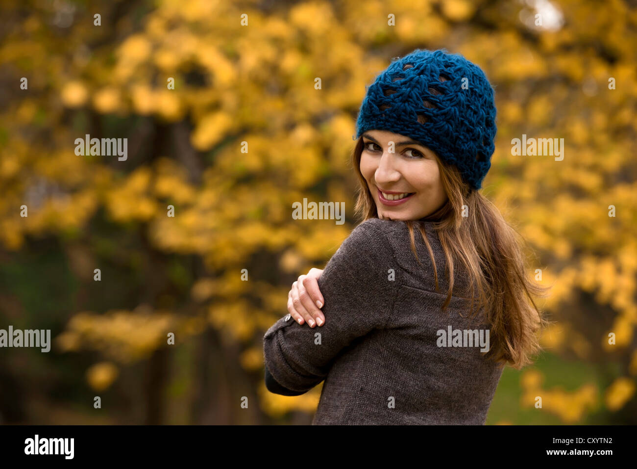 Glückliche Frau in einem schönen Herbsttag Stockfoto