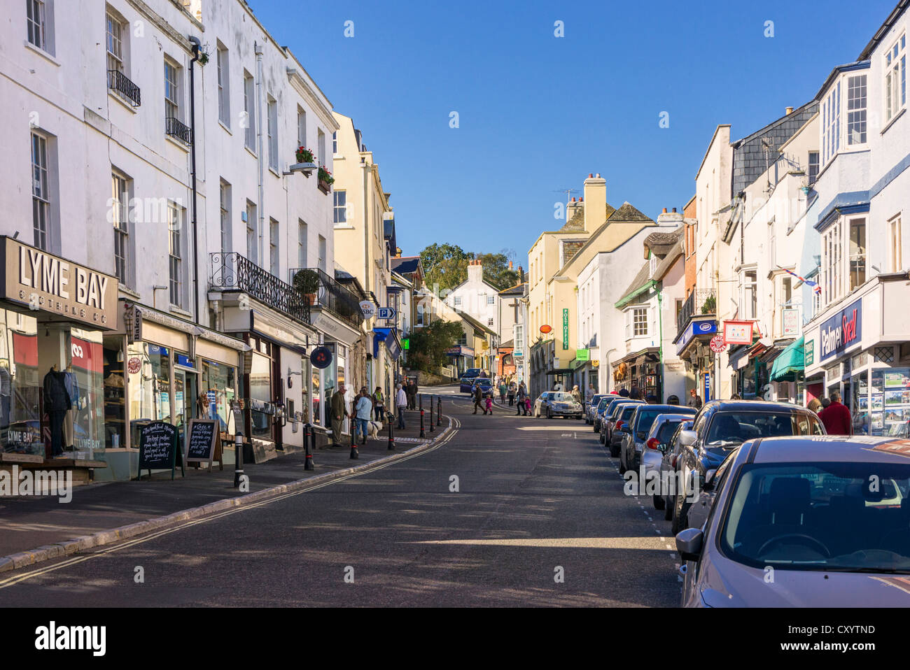 Lyme Regis, Dorset, UK - Straßenszene im Zentrum Stadt Stockfoto