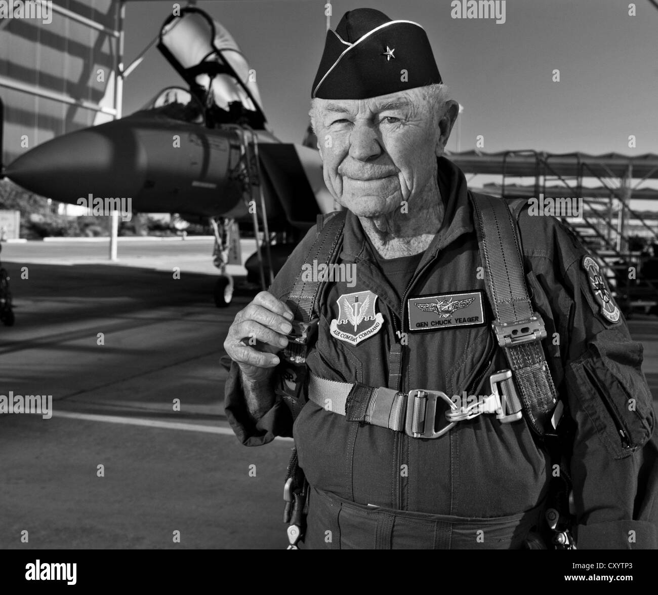 anlässlich des 65. Jahrestages der allgemeinen Chuck Yeager historischen brechen der Schallmauer Stockfoto