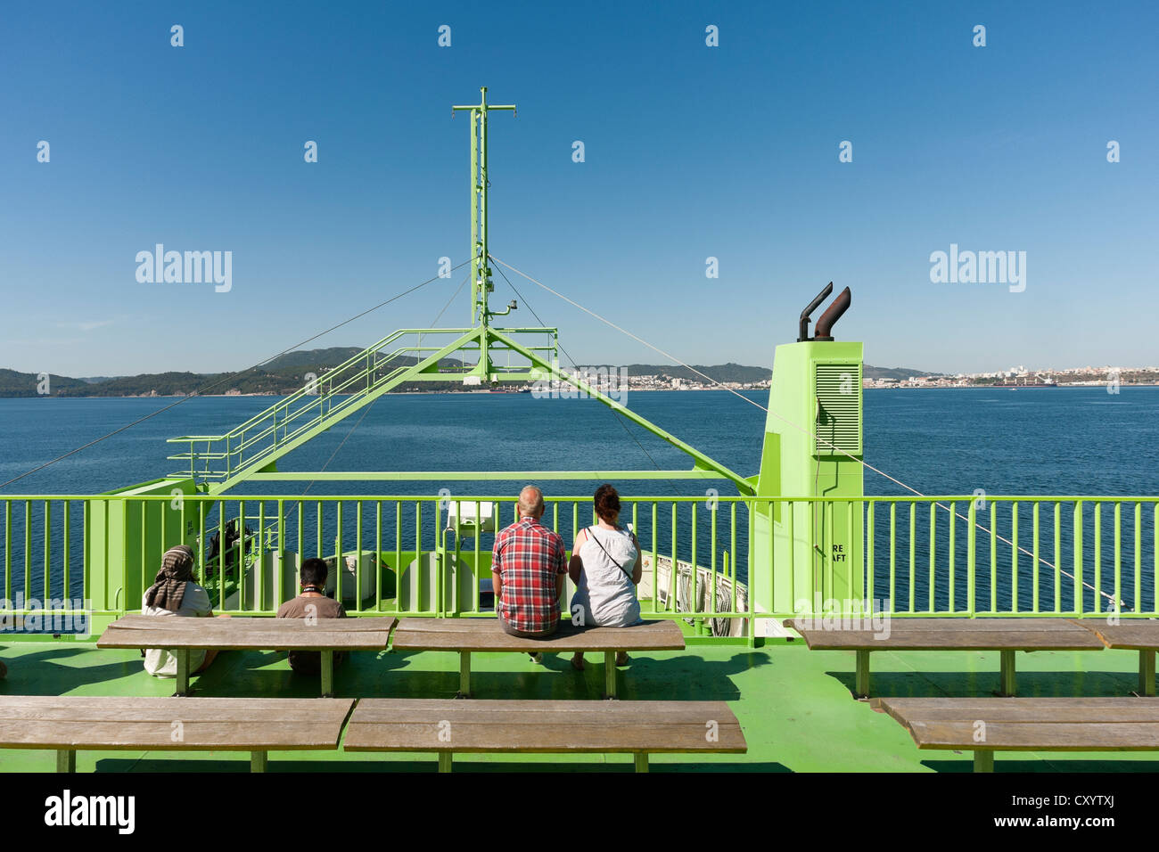 Passagiere der Fähre-Deck, die Überquerung des Flusses Sado, Setubal, Portugal Stockfoto