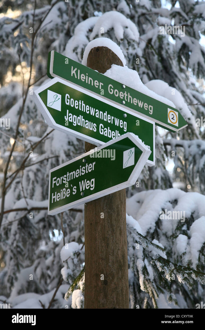 Schilder, Wegweiser für die Goethe-Wanderweg im Winter, in der Nähe von Stuetzerbach, Thüringer Wald, Thüringen Stockfoto