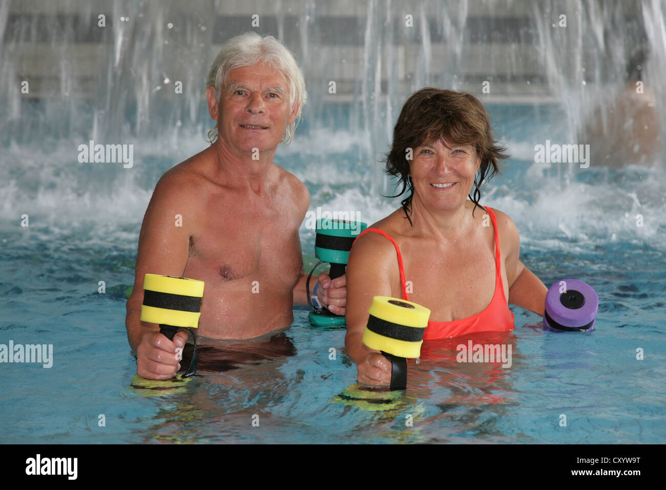 Älteres paar senior Sport in der Roland Matthes Schwimmhalle in Erfurt, Thüringen Stockfoto