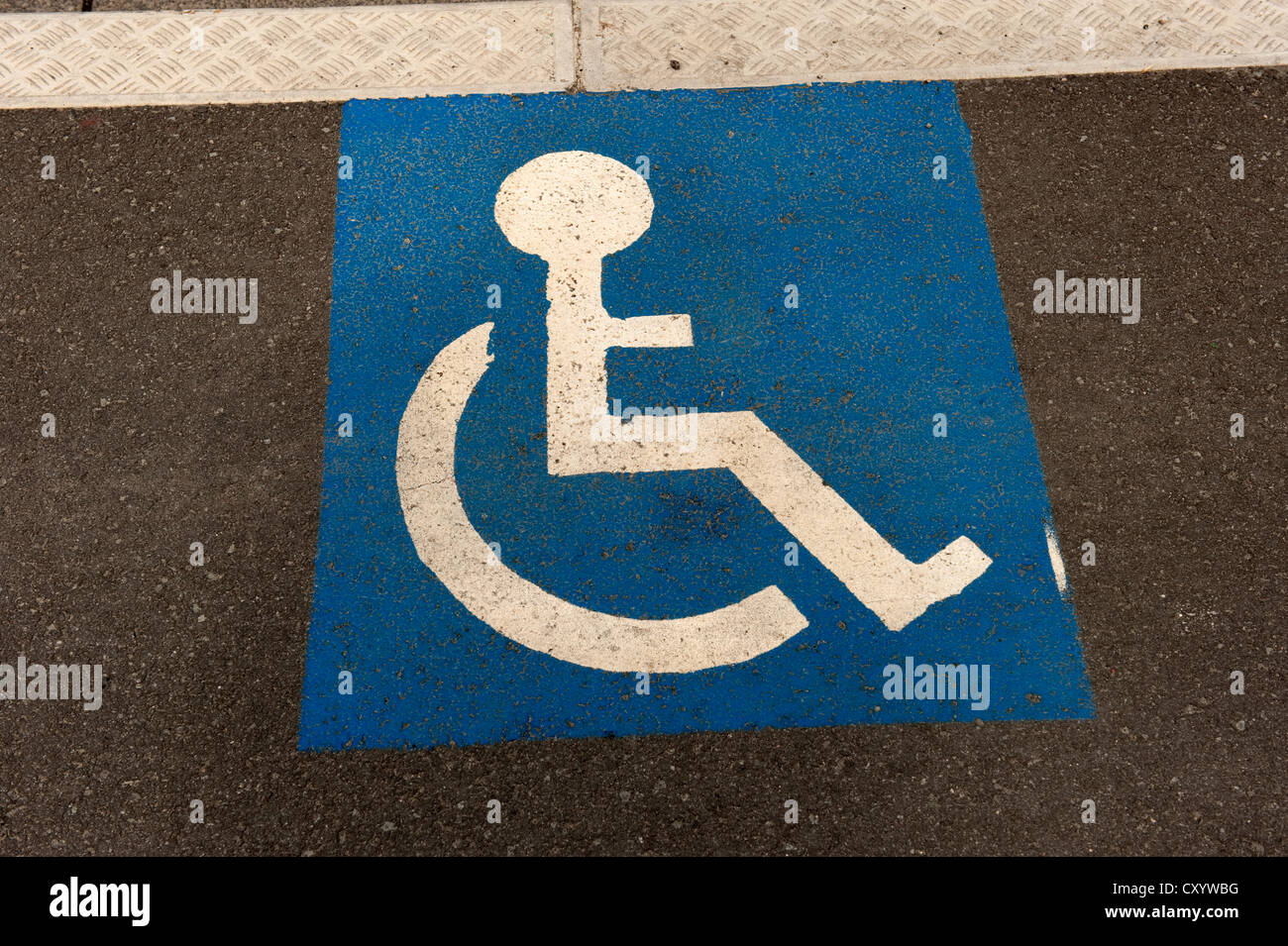 Blaue Behindertenparkplatz Zeichen Boulogne-Sur-Mer Frankreich Europa Stockfoto