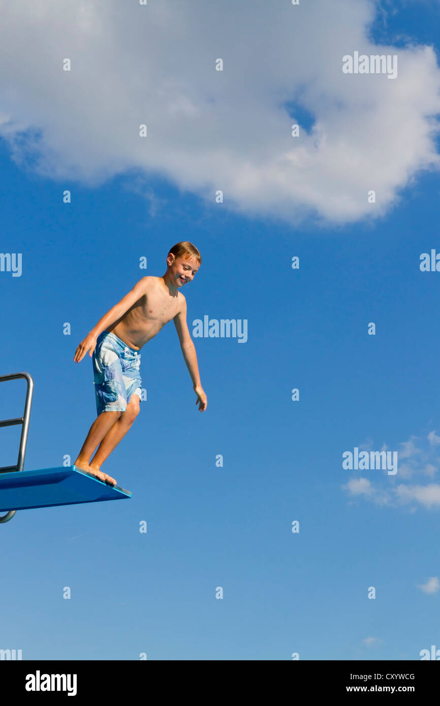 Junge, springen vom 3-Meter-Sprungbrett am Außenpool Stockfotografie - Alamy