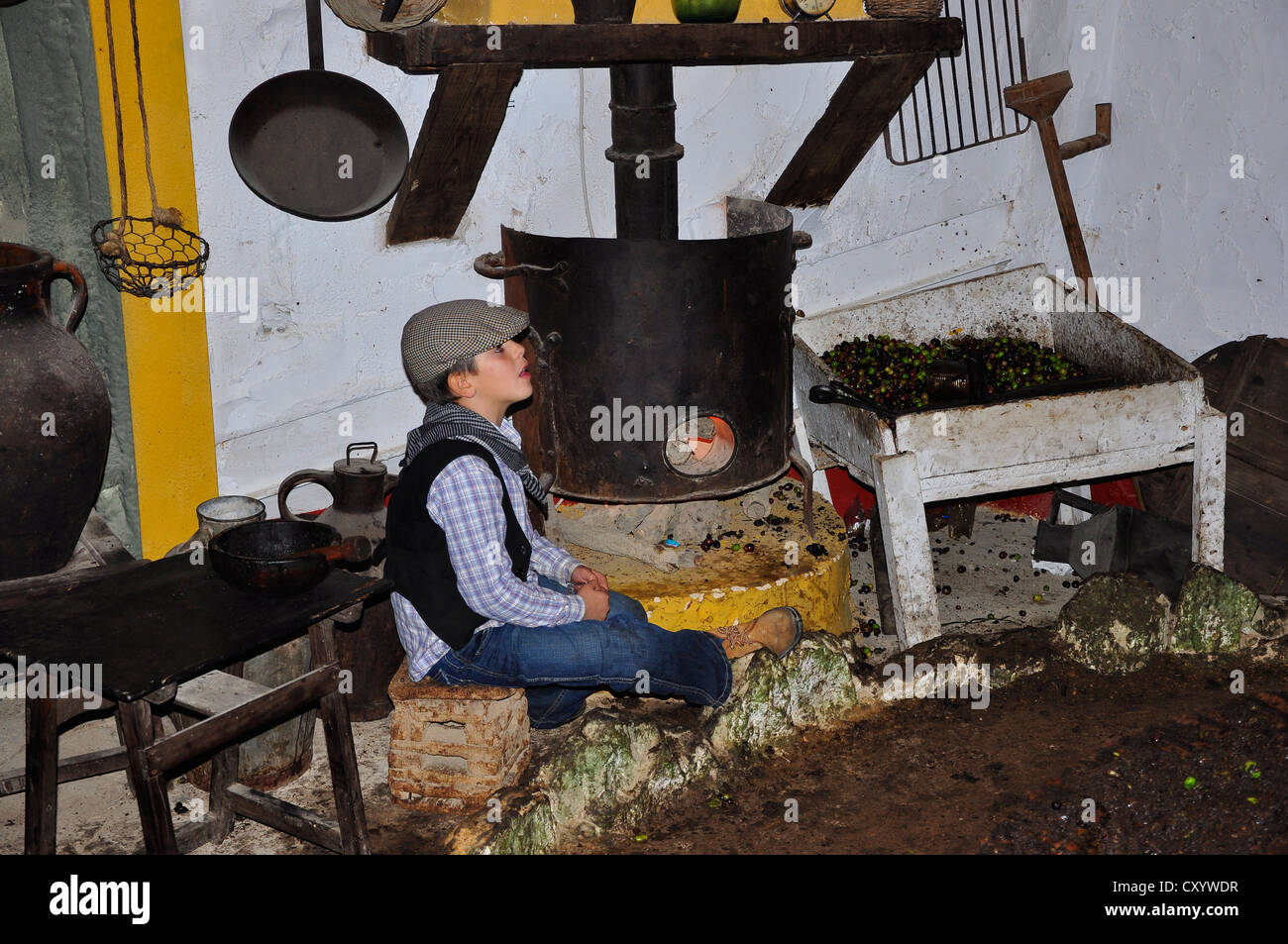 Alte Mode Weihnachten Szenen, Antike alte Olivenbäume Kisten, der lebenden Krippe (Belen Viviente) am 26. Dezember 2011 in Beas, Spanien Stockfoto