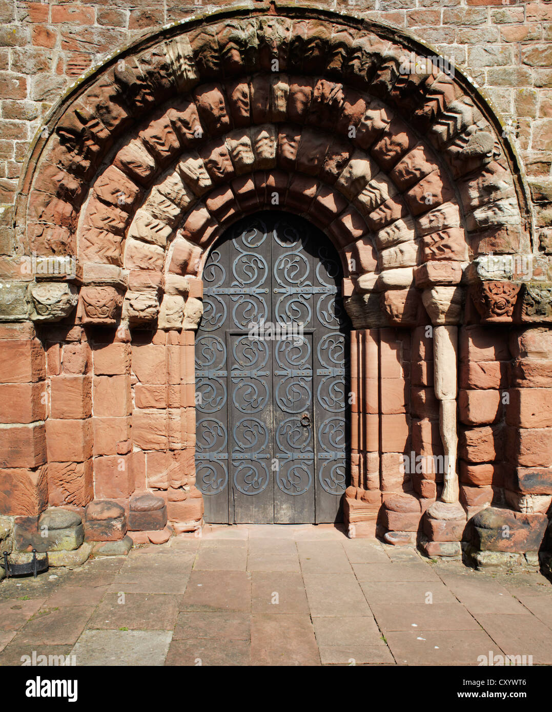 St Bees Kirche Eingang Norman Bogen und Tür Stockfoto
