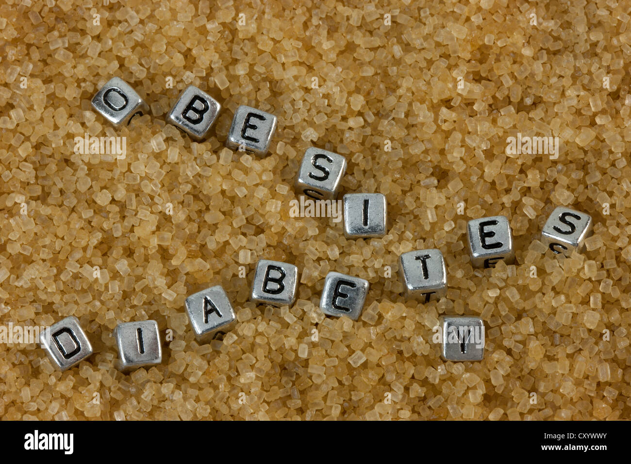Brief Fliesen buchstabieren die Worte Übergewicht und Diabetes auf einem Hintergrund von brauner Zucker Stockfoto