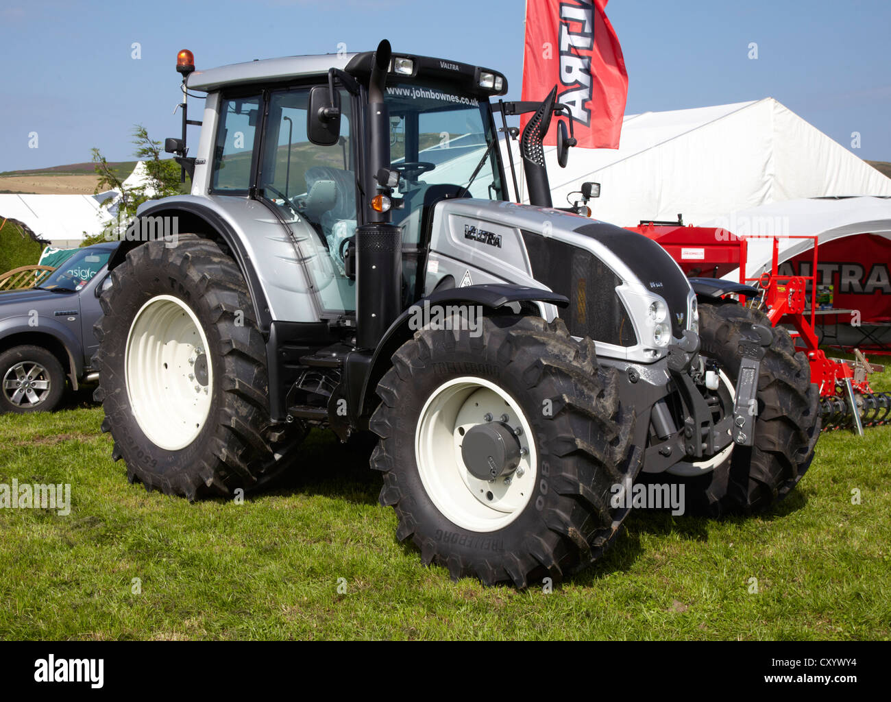 Valtra-Traktor auf landwirtschaftliche Messe Stockfoto