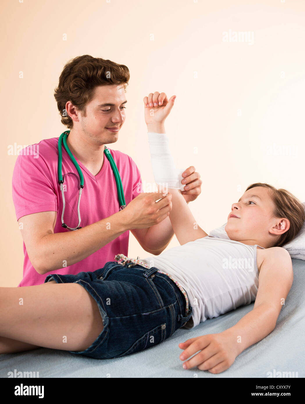 Mädchen mit ihren Arm bandagiert von ihrem Kinderarzt Stockfoto