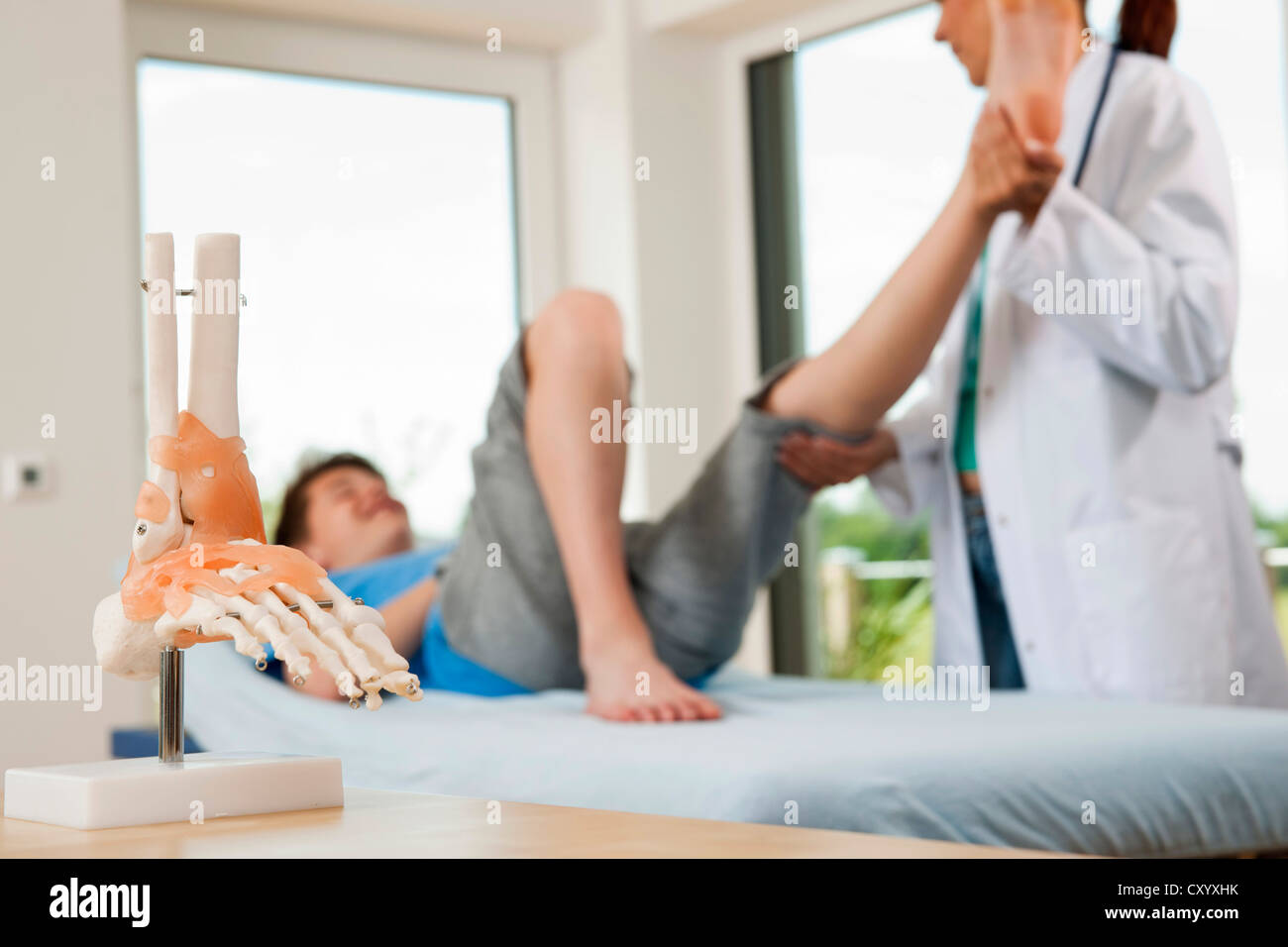 Orthopädischer Chirurg untersuchen ein Teenager das Bein verletzt. Stockfoto