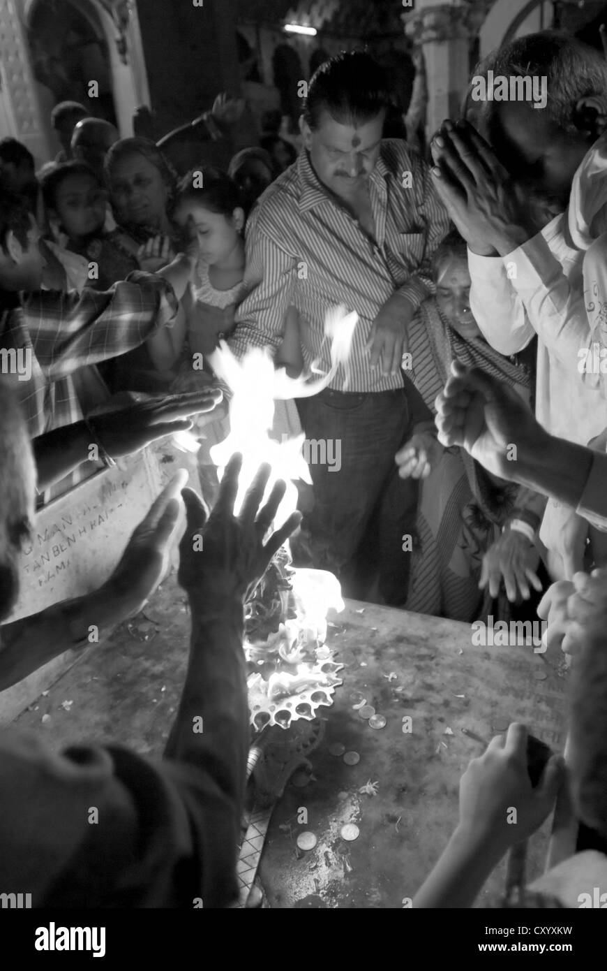 Hinduistischen Anbeter übergeben ihre Hände durch ein heiliges Ritual Flamme am Vishram Ghat, Mathura, Indien Stockfoto