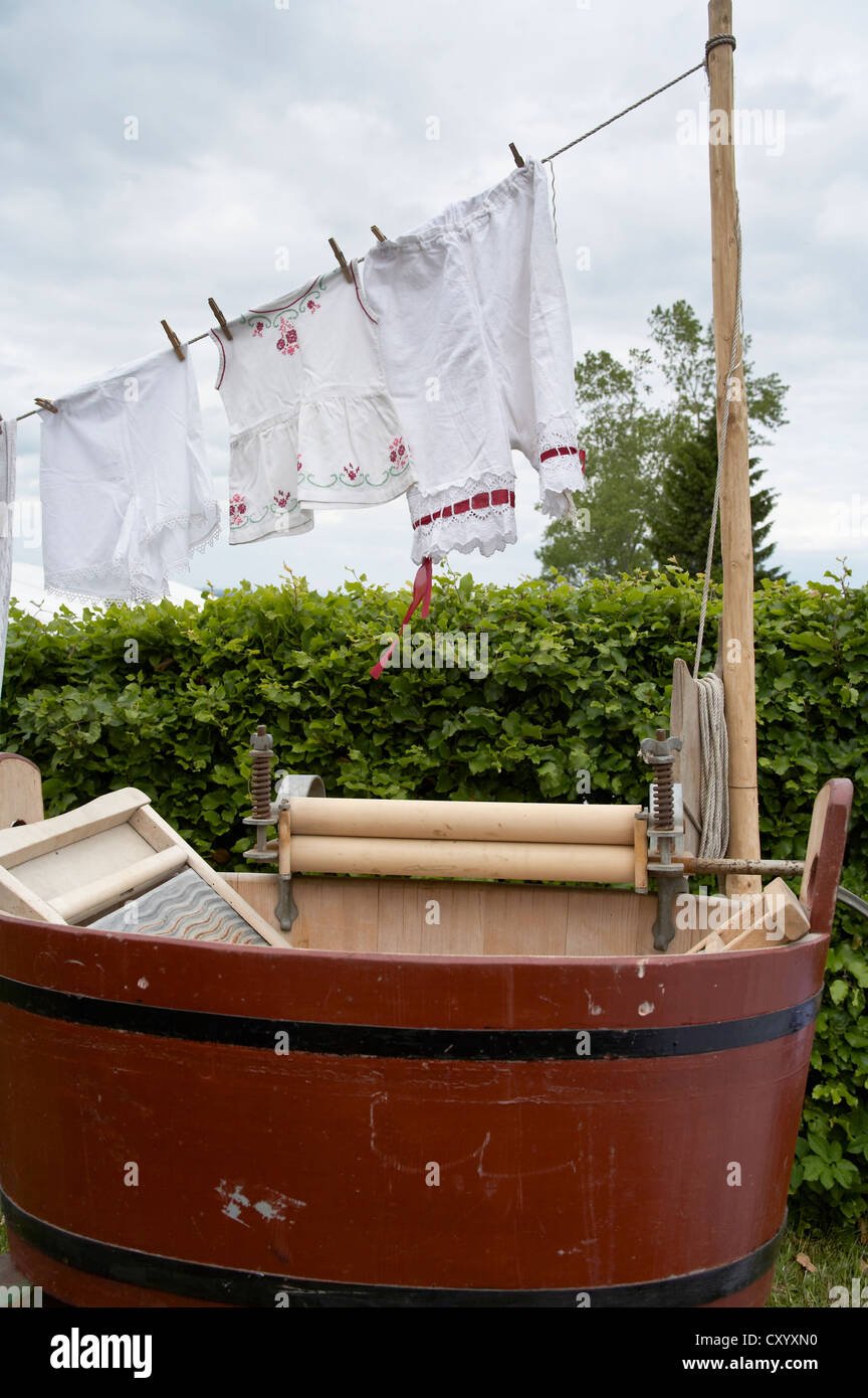 Wäsche waschen wie unsere Vorfahren mit ein Waschbrett, Ausstellung bei einer Feier Mühlentag an der kleinste Windmühle in Sachsen Stockfoto