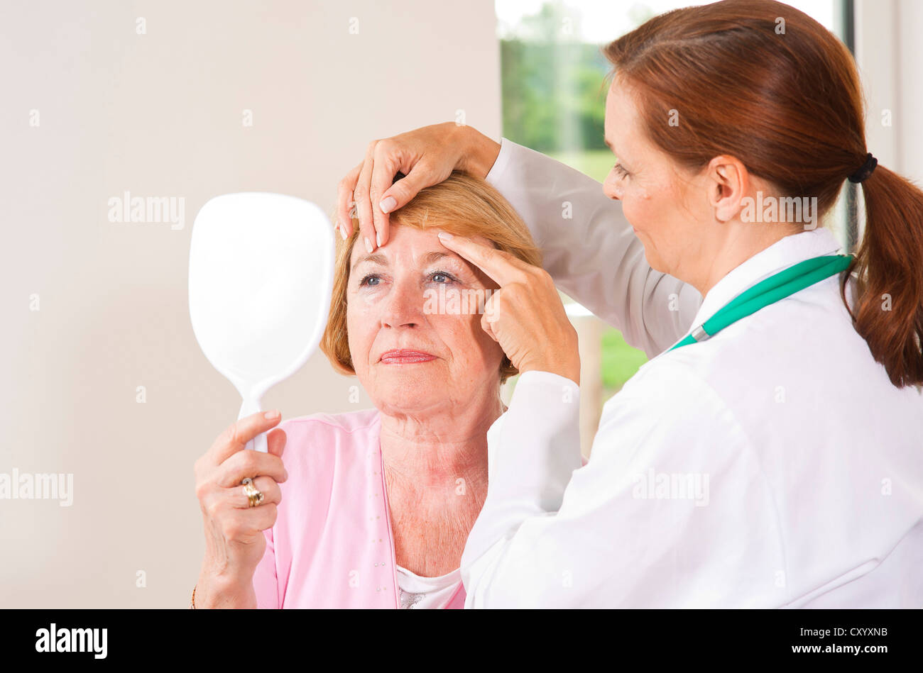 Frau von ihrem Arzt vor einer kosmetischen Operation geprüft Stockfoto