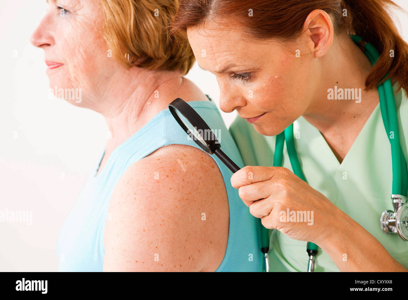 Dermatologen, die Untersuchung eines Patienten mit einer Lupe Stockfoto