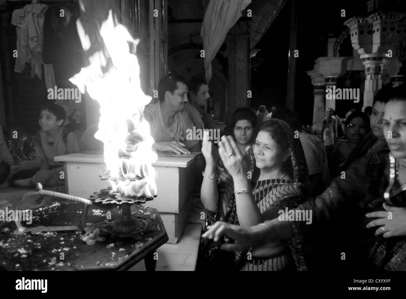 Hinduistischen Anbeter eine Hommage an eine rituelle heilige Flamme am Vishram Ghat, Mathura, Indien Stockfoto