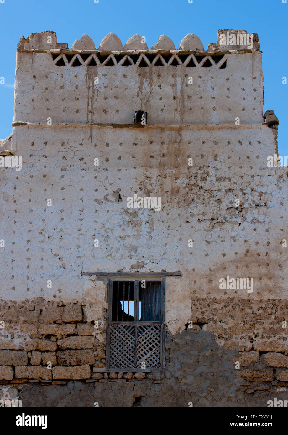 Fassade der Marktlücke mit einem Schlupfloch, Mirbat, Oman Stockfoto
