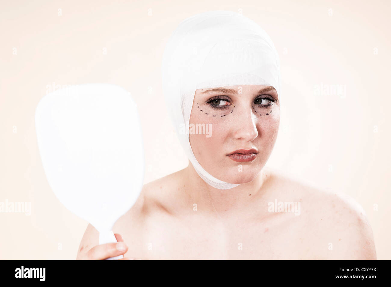 Frau mit Markierungen auf ihrem Gesicht, Blick in den Spiegel vor einer plastischen Operation Stockfoto