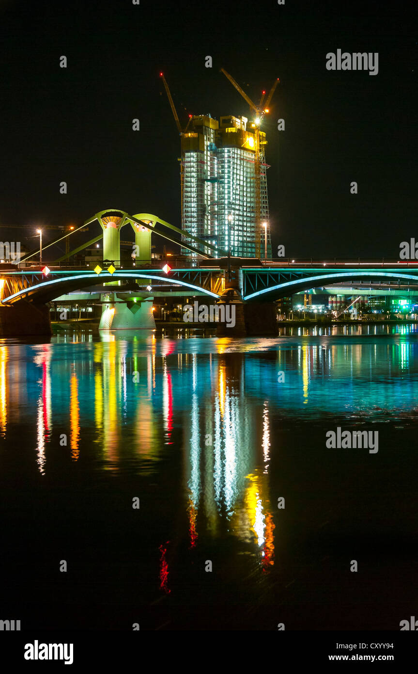 Hell beleuchtete Floesser Brücke nachts beleuchteten Neuentwicklung der Europäischen Zentralbank, EZB, hinten Stockfoto