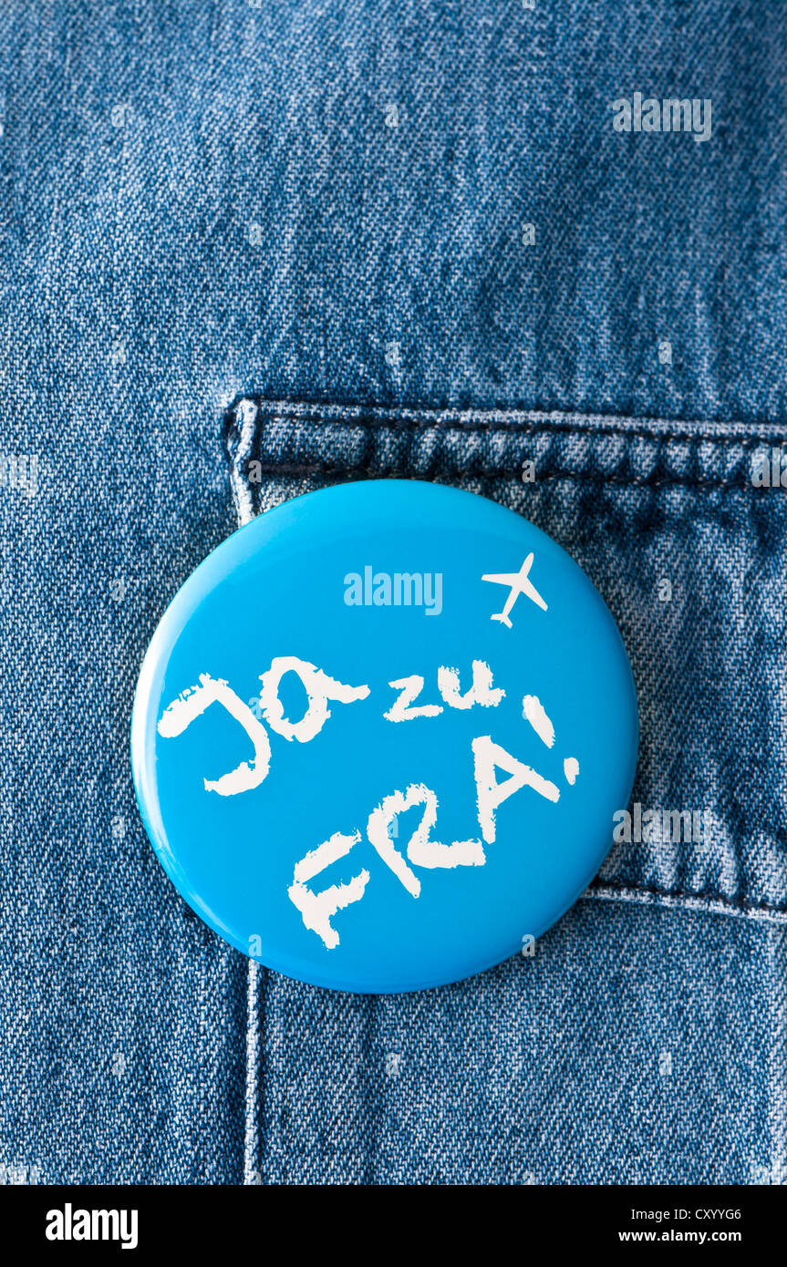 Abzeichen der Initiative Ja Zu FRA!, Deutsch für Ja, FRA!, auf ein Jeanshemd, Frankfurt am Main, Hessen Stockfoto