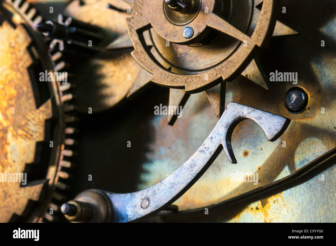 Getriebe und Zahnräder in das Uhrwerk eines historischen Pendeluhr, Detail, Regler Stockfoto