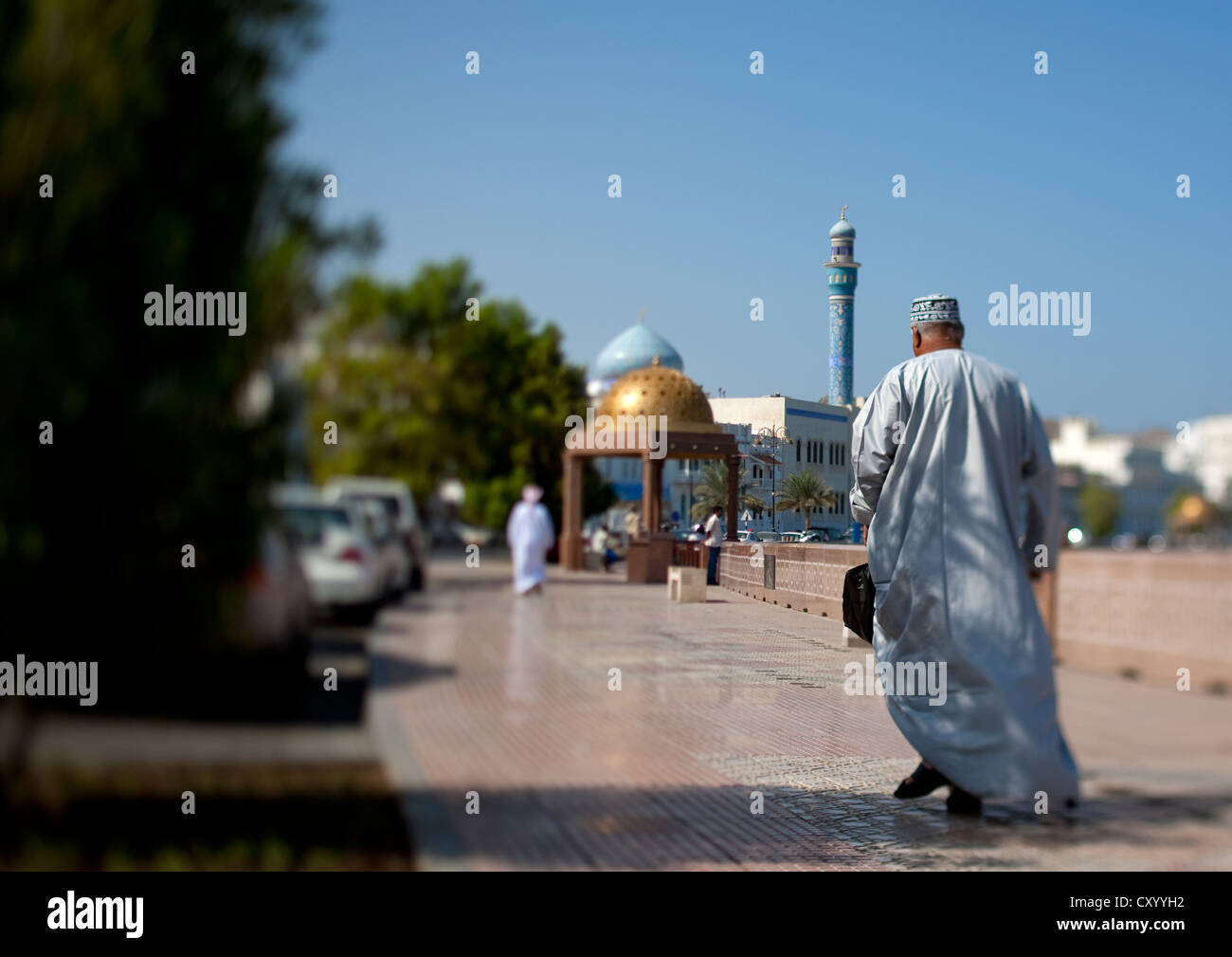 Mann zu Fuß auf der Corniche In Muscat, Oman Stockfoto