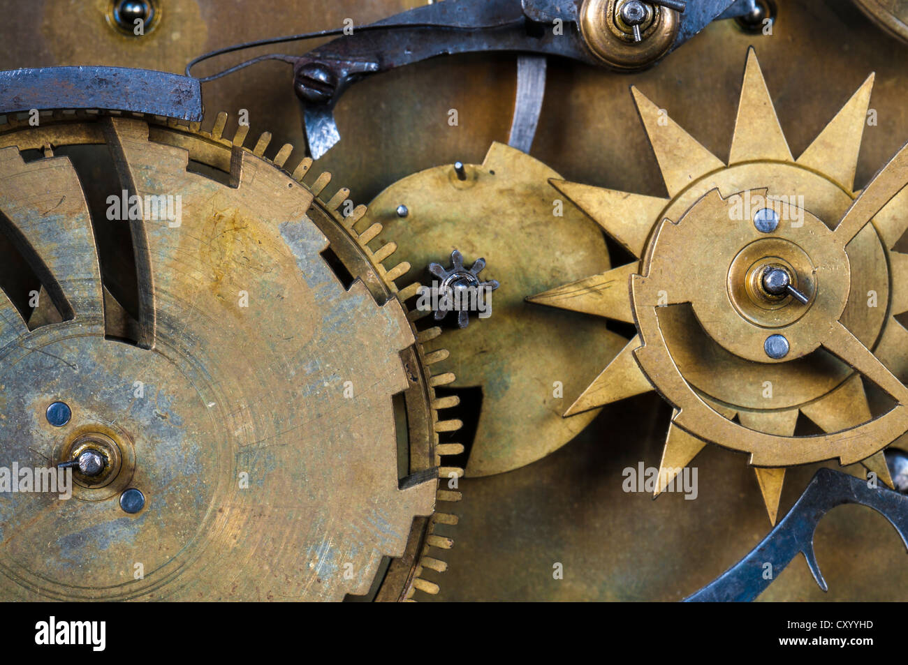 Getriebe und Zahnräder in das Uhrwerk eines historischen Pendeluhr, Detail, Regler Stockfoto