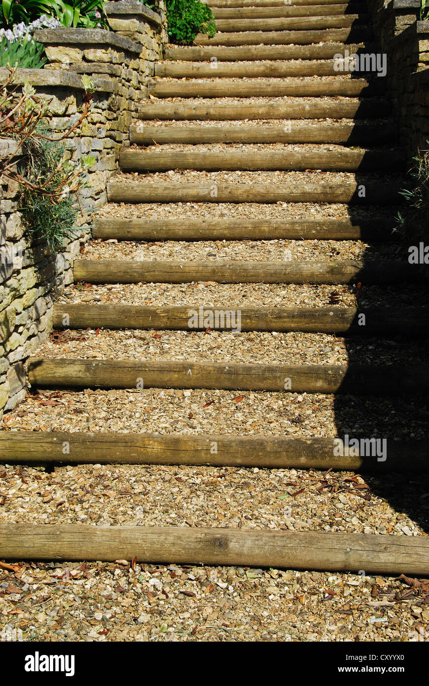 Garten-Treppen in Holz und Kies UK Stockfoto