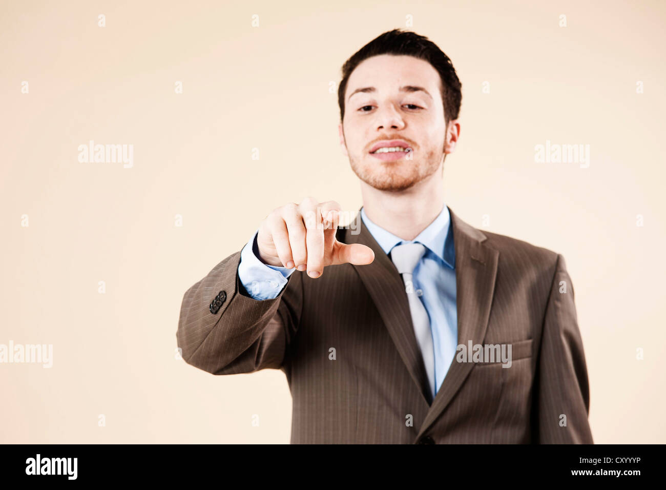 Geschäftsmann, tippen auf einer imaginären touchscreen Stockfoto