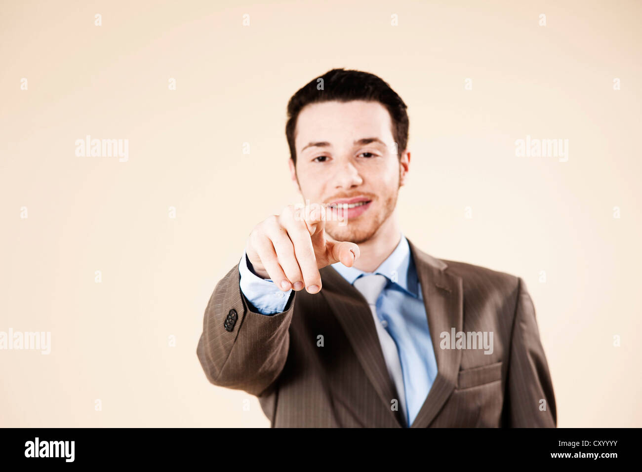 Geschäftsmann, tippen auf einer imaginären touchscreen Stockfoto