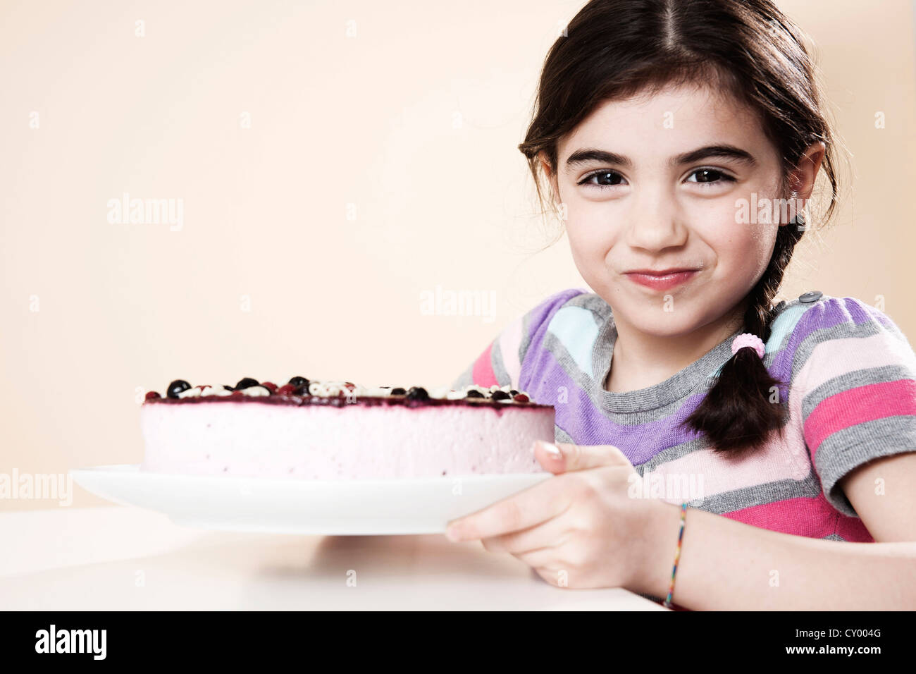 Mädchen hält einen Kuchen Stockfoto
