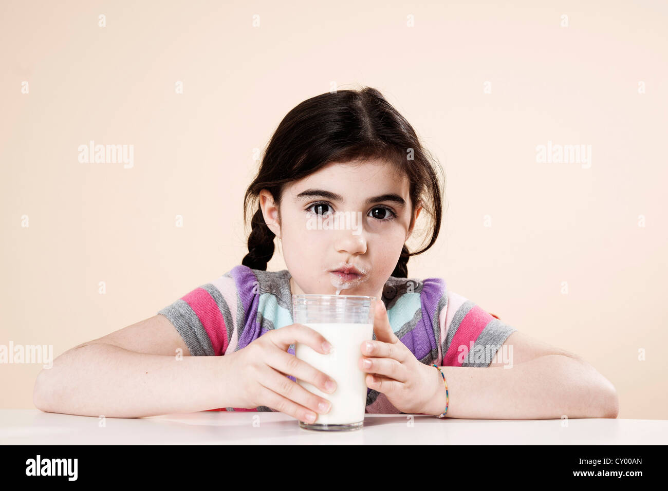 Mädchen mit einem Glas Milch in der hand Stockfoto