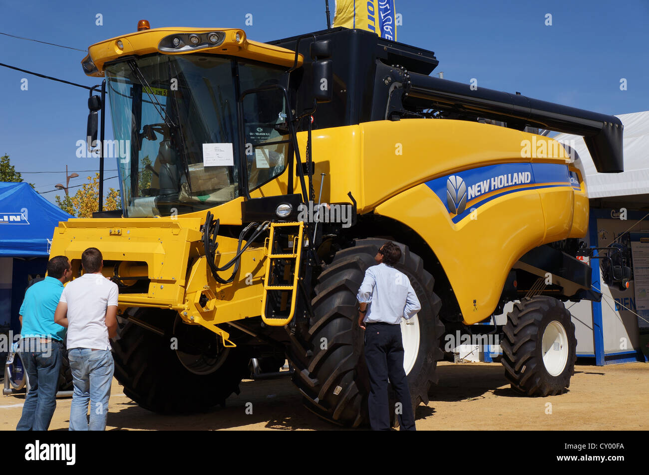 die fairen internationalen Agro-industrielle Tierschau, Transport Oldtimer Traktoren am Jahrmarkt in Zafra, Spanien Stockfoto