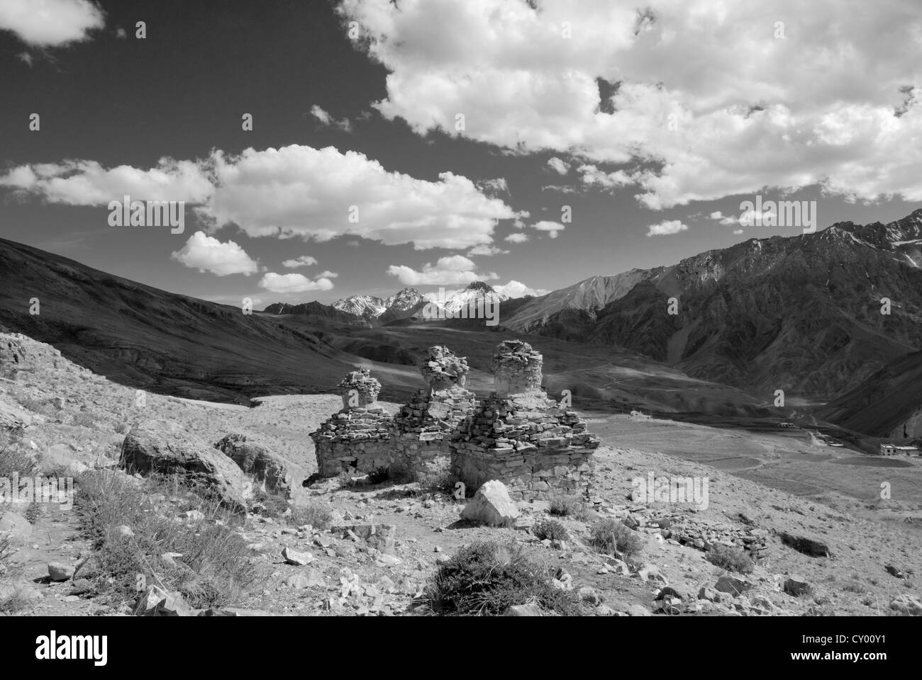 Auf einer Höhe von 14.200 ft (4, 300m) säumen alten Chörten eine Spur über dem Dorf Kibber, Spiti, in Nordindien Stockfoto