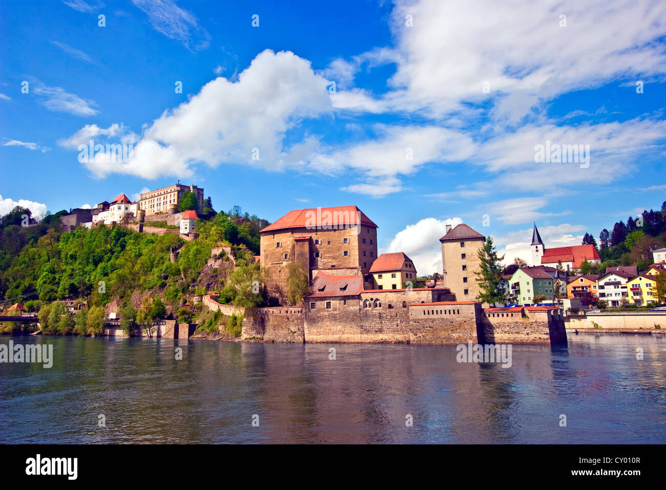 Passau, Deutschland, fließt die Donau vor Veste Oberhaus Schloss, Bayern, Europa Stockfoto