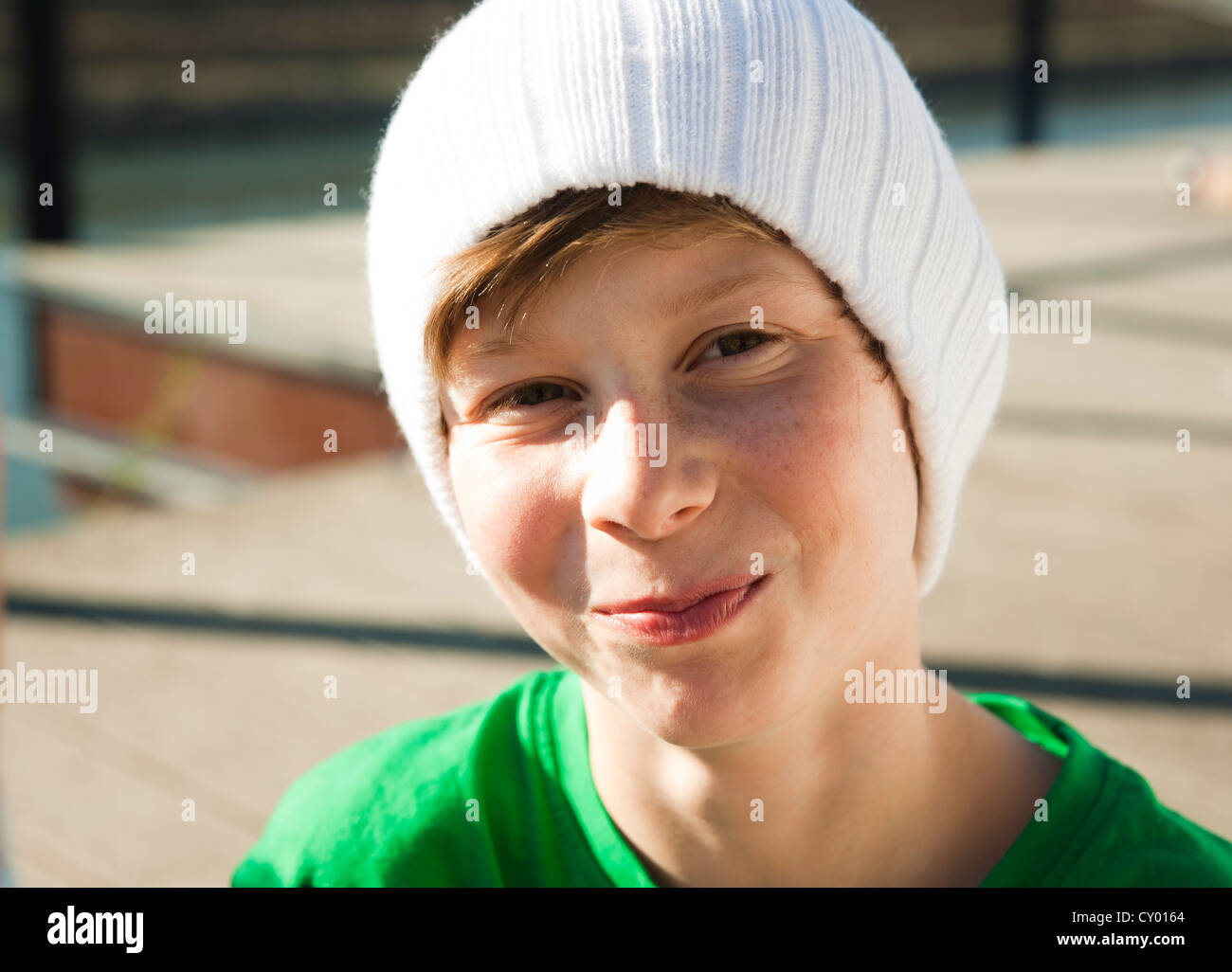 Jungen tragen eine Wollmütze, Lächeln, Porträt Stockfoto