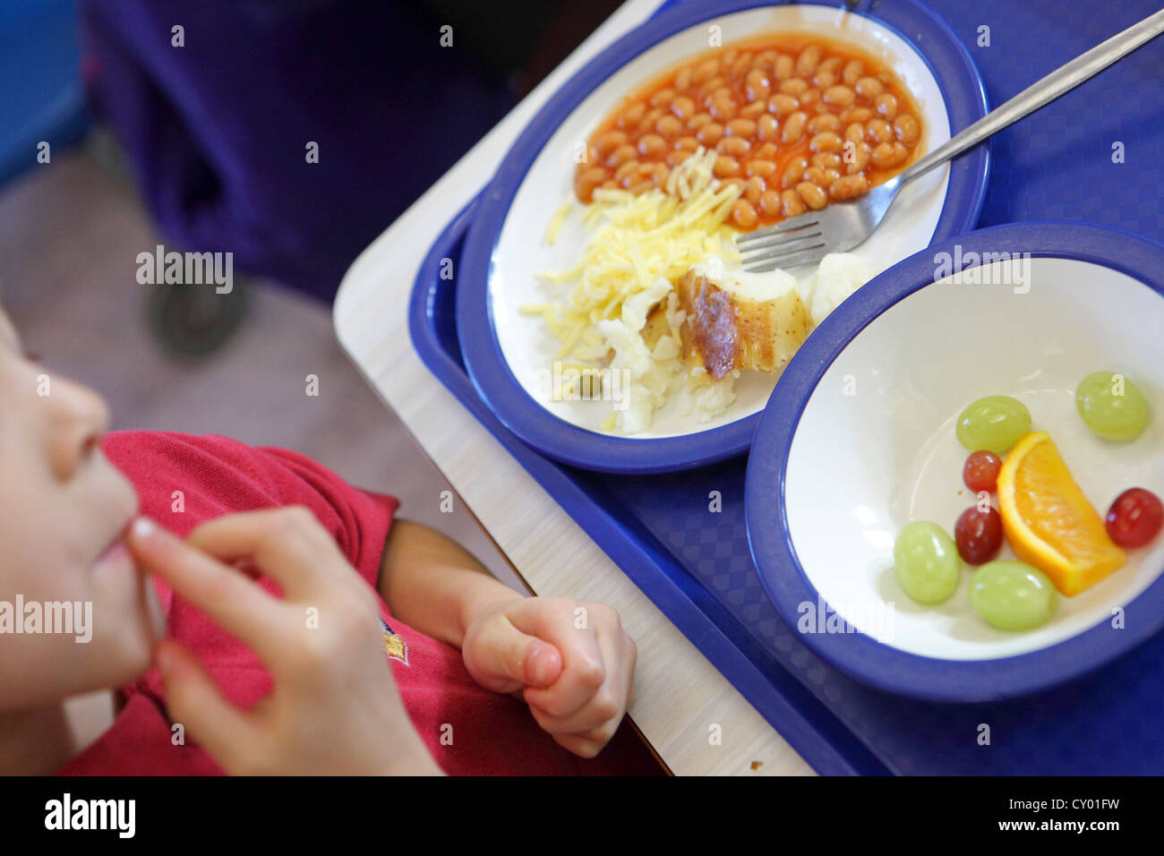 gesunde Schule Abendessen serviert in London-Grundschule. Heißen gesundes Essen in der Schulküche zubereitet. Stockfoto