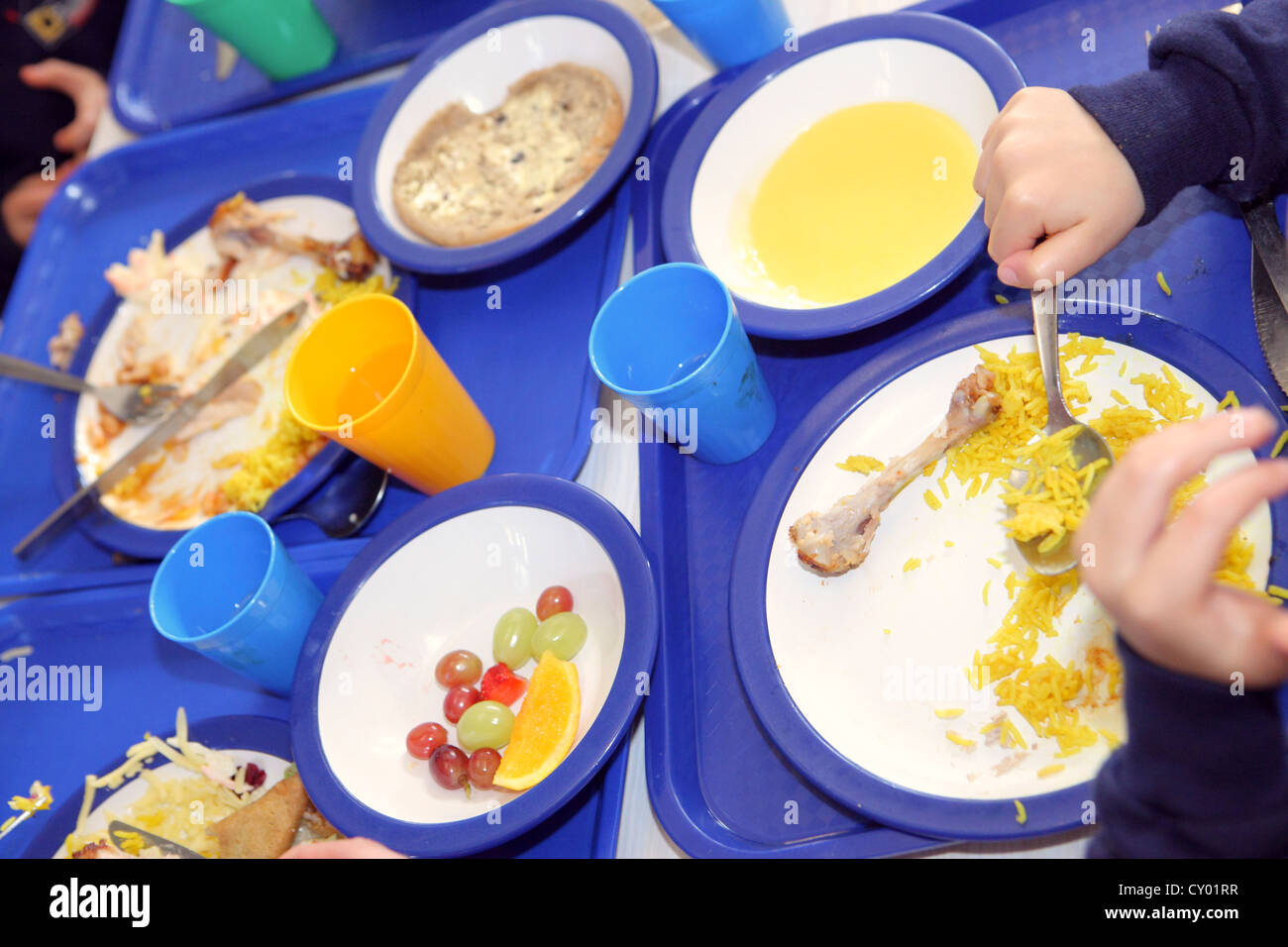 gesunde Schule Abendessen serviert in London-Grundschule. Heißen gesundes Essen in der Schulküche zubereitet. Stockfoto