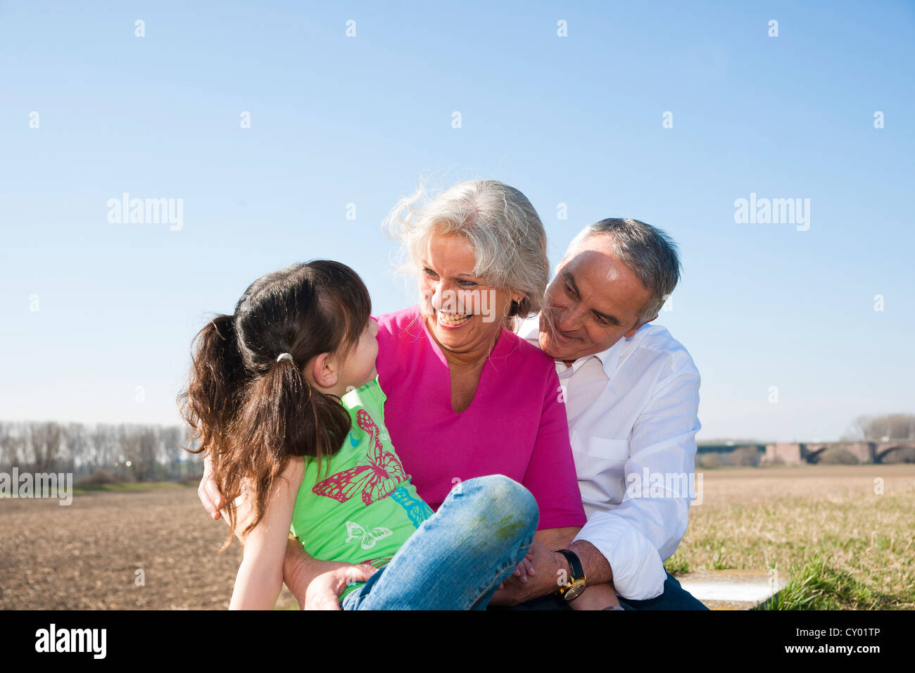 Großeltern mit ihrer Enkelin, im freien Stockfoto