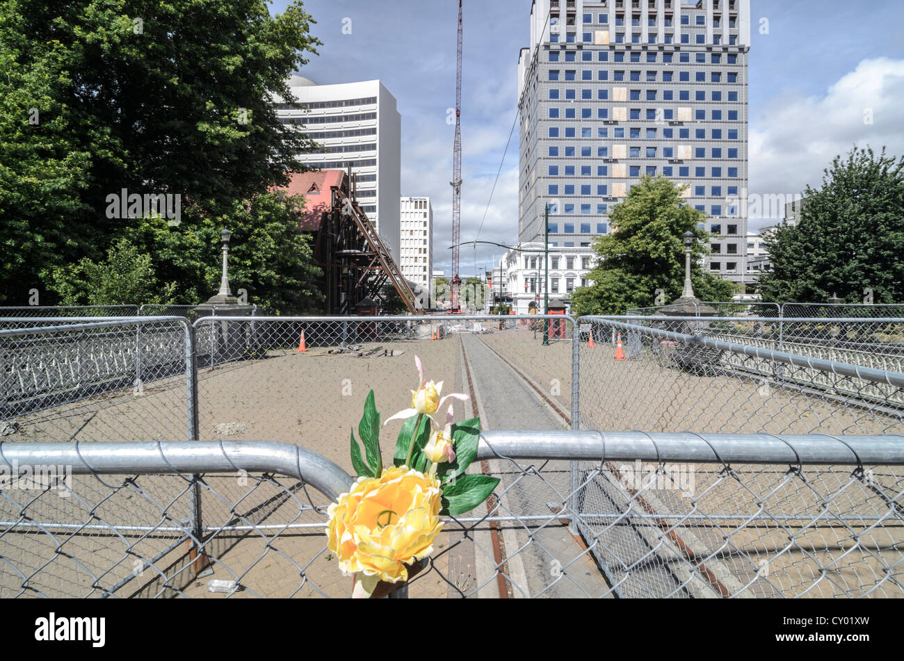 Blumen auf einem Zaun abgesperrt Stadtzentrum in Erdbeben-Zone von Christchurch, Südinsel, Neuseeland Stockfoto