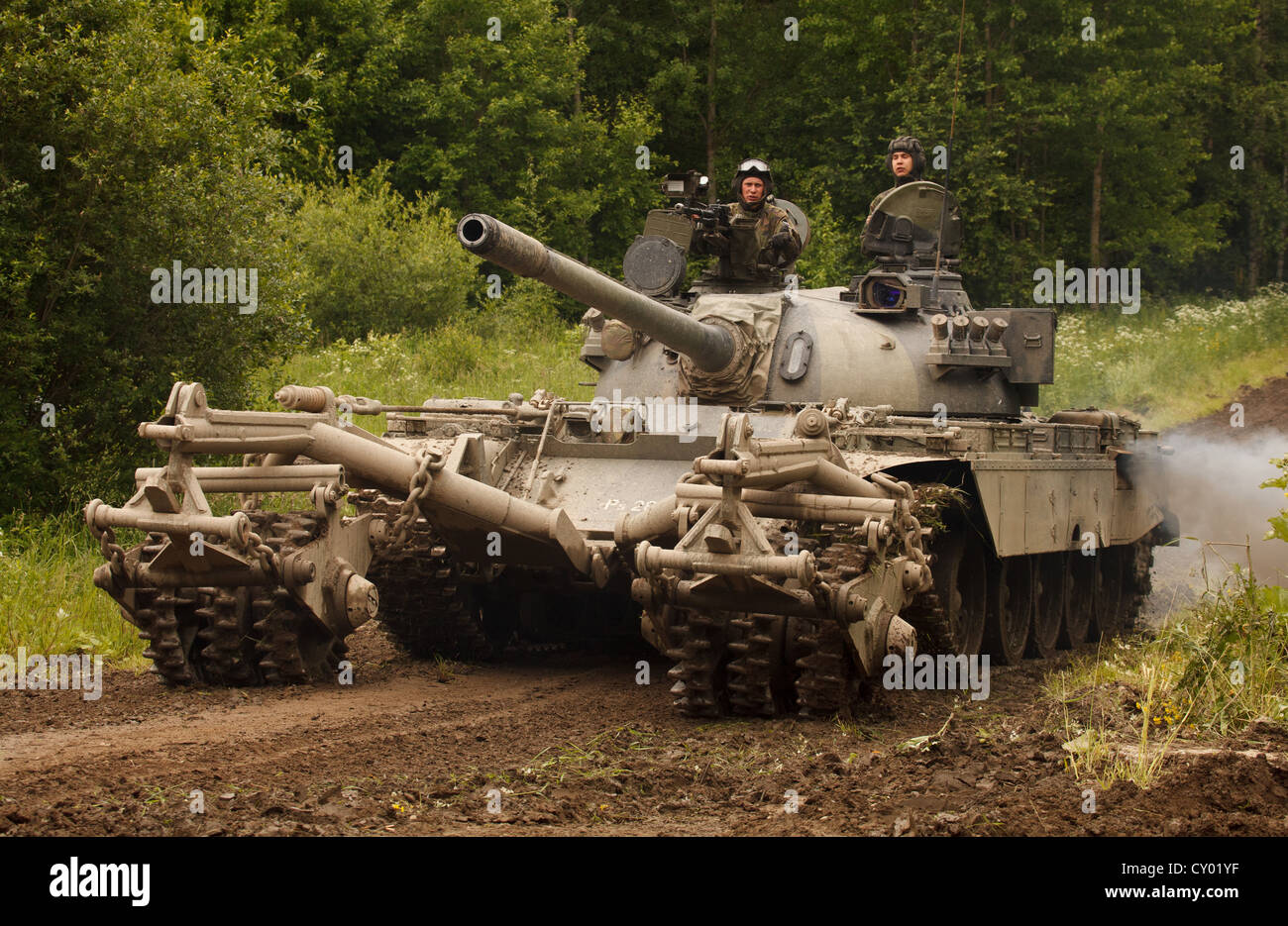 Kampfpanzer T - 55M von der finnischen Armee mit KMT-5 Mine clearing-Walze. Stockfoto