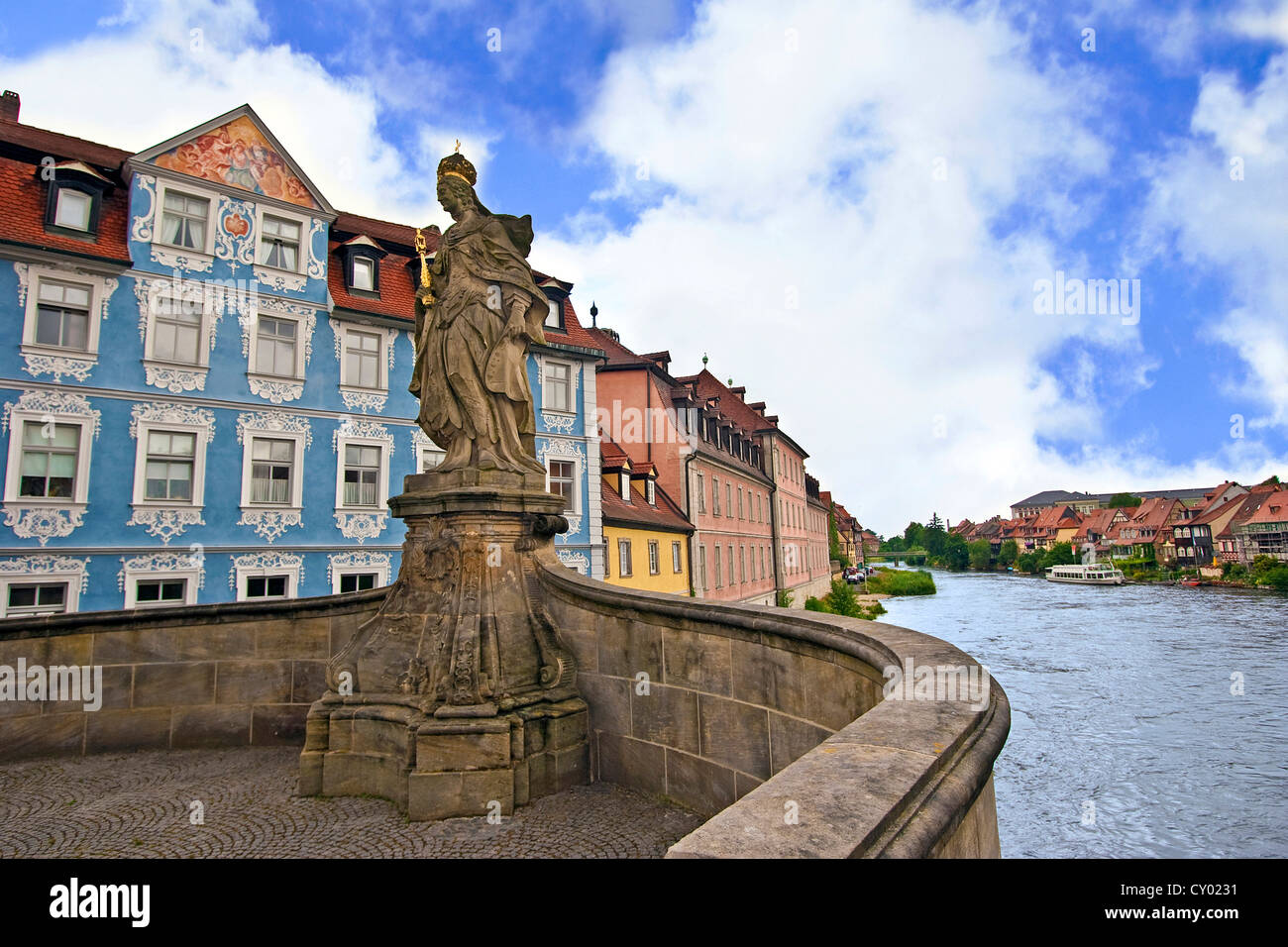 Bamberg, Deutschland, Bayern, Königin Kunigunda Statue steht über den Fluss Regnitz als nächstes das Rathaus (Rathaus) Stockfoto