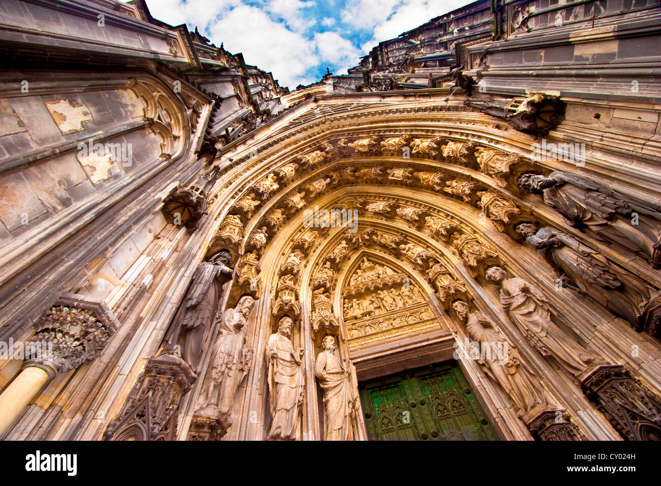 Dom, Köln, Deutschland, UNESCO-Weltkulturerbe, Nordrhein-Westfalen, Haupteingang christliche Statuen gesäumt Stockfoto