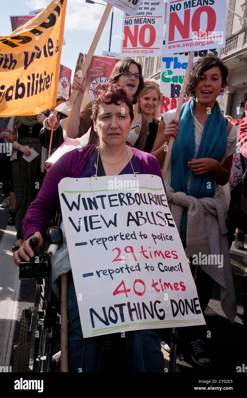 Frau protestieren die institutionelle Missbrauch durch Pflegekräfte, die in Winterbourne Pflege zuhause statt Stockfoto